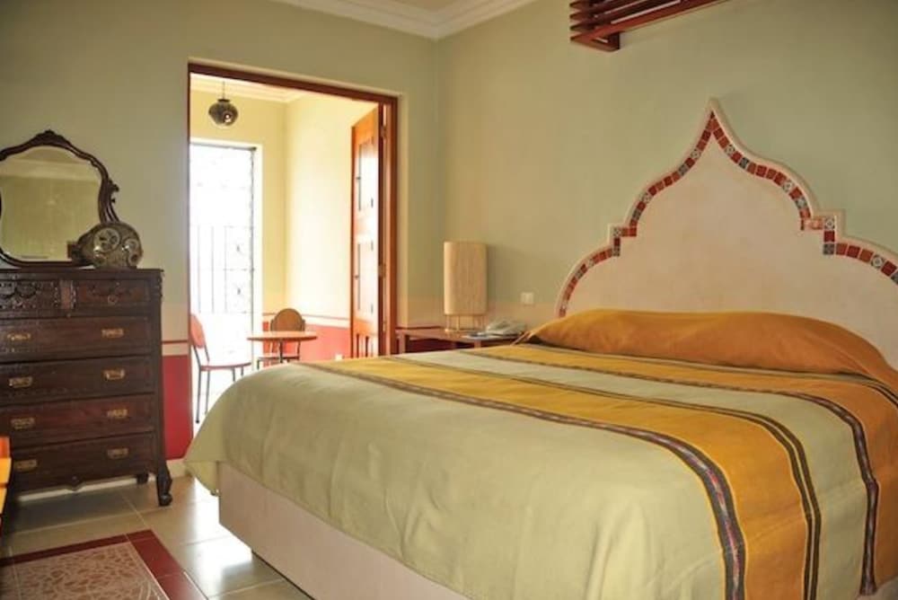 JUNIOR SUITE, QUEEN BED