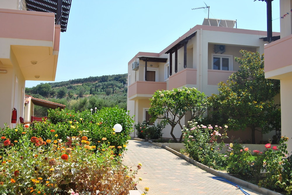 Dimitra &amp; Evdokia Hotel 30/38