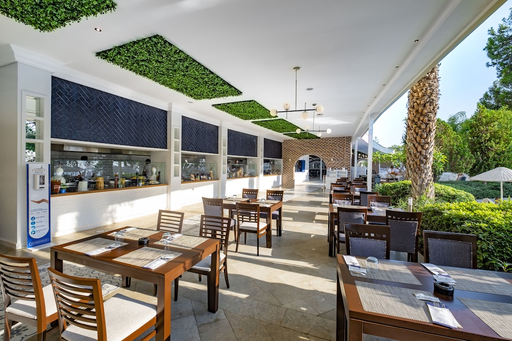 Utopia Beach Club 52/69