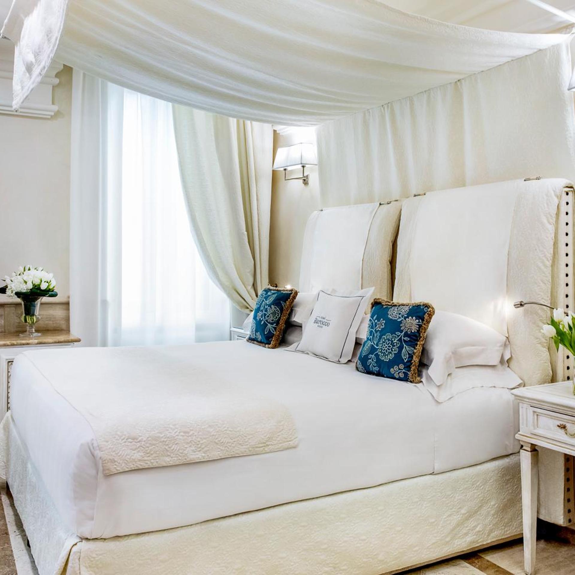 Junior Suite, King Bed, Piazza View