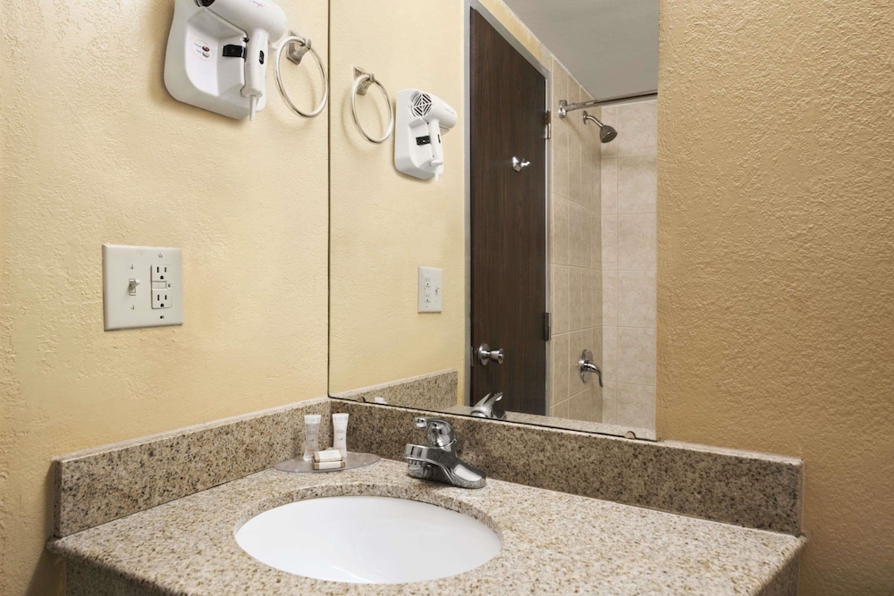 Howard Johnson By Wyndham Winter Haven Fl 7/22