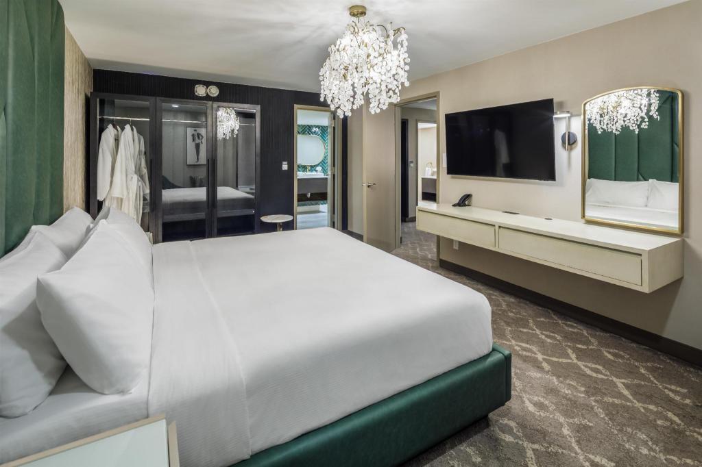 2 ROOMS, SUITE, KING BED