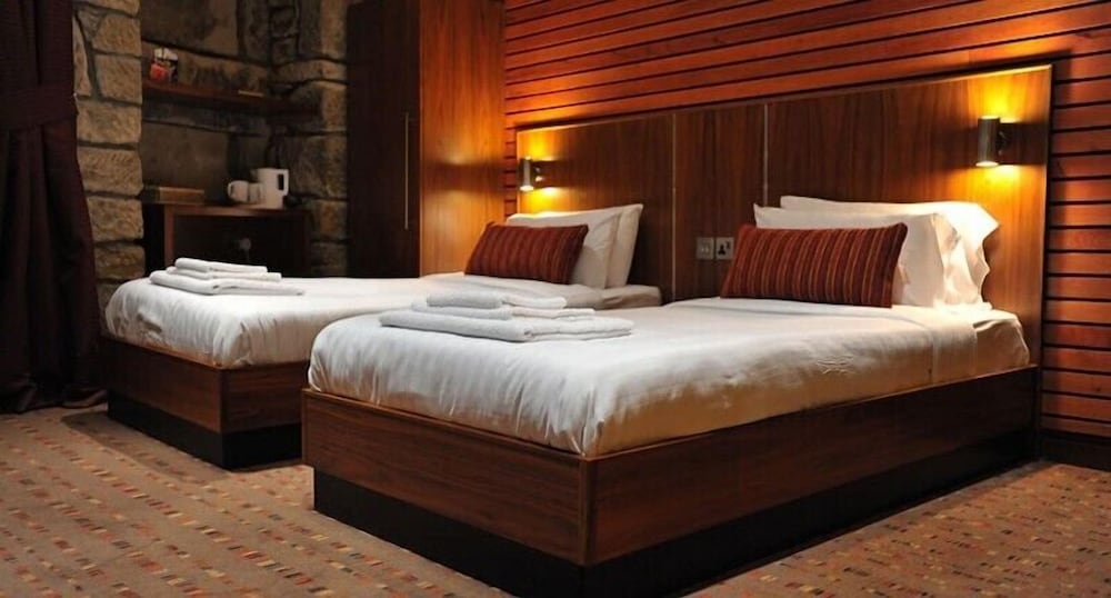 The Commercial Hotel 24/45