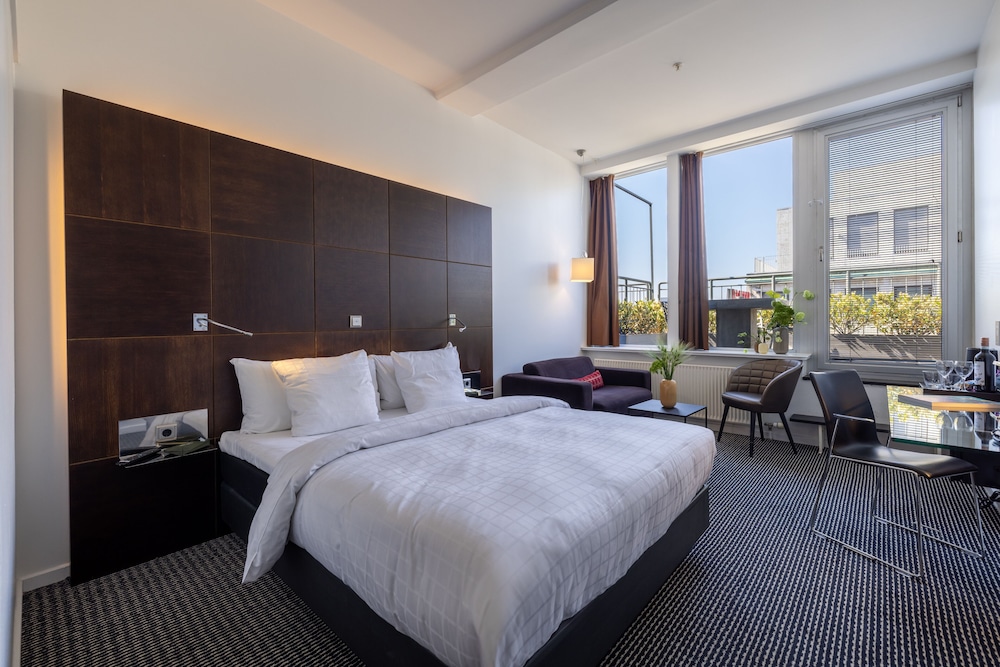DELUXE, EXECUTIVE, KING BED