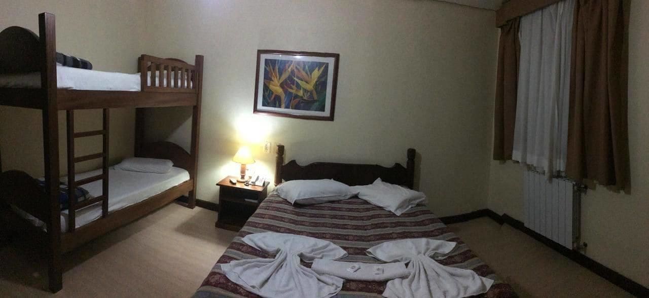 غرفة رباعية بسرير مزدوج وسرير بطابقين