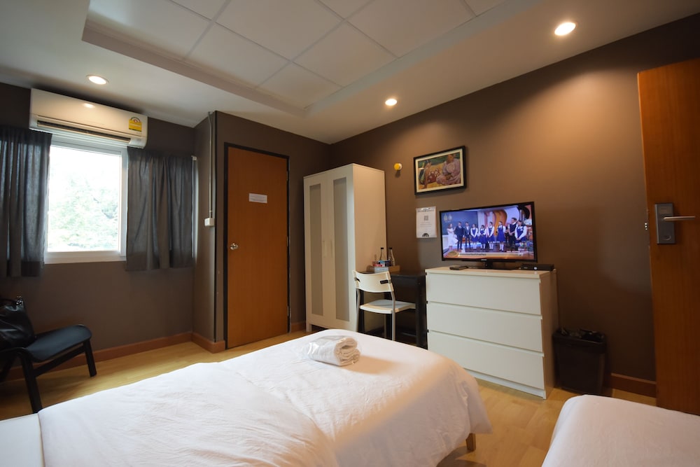 ROOM, DOUBLE OR TWIN BED, LARGE