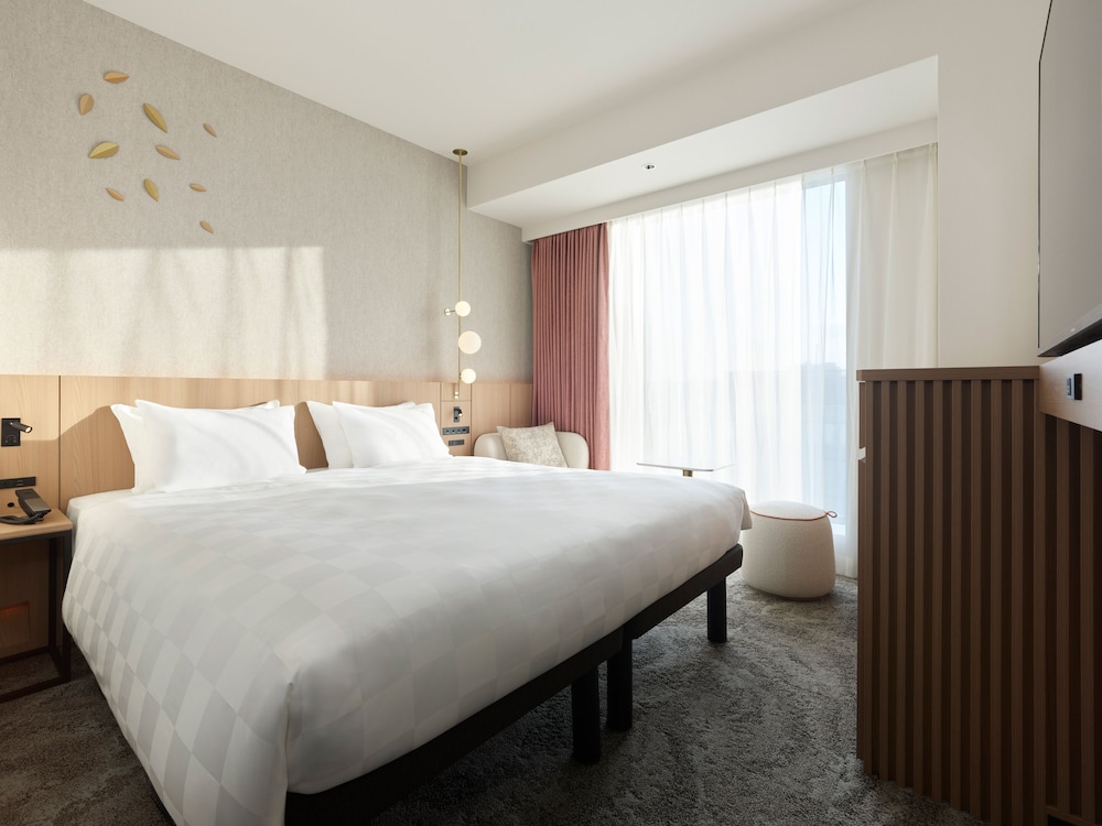 RENOVATED, STANDARD, KING BED
