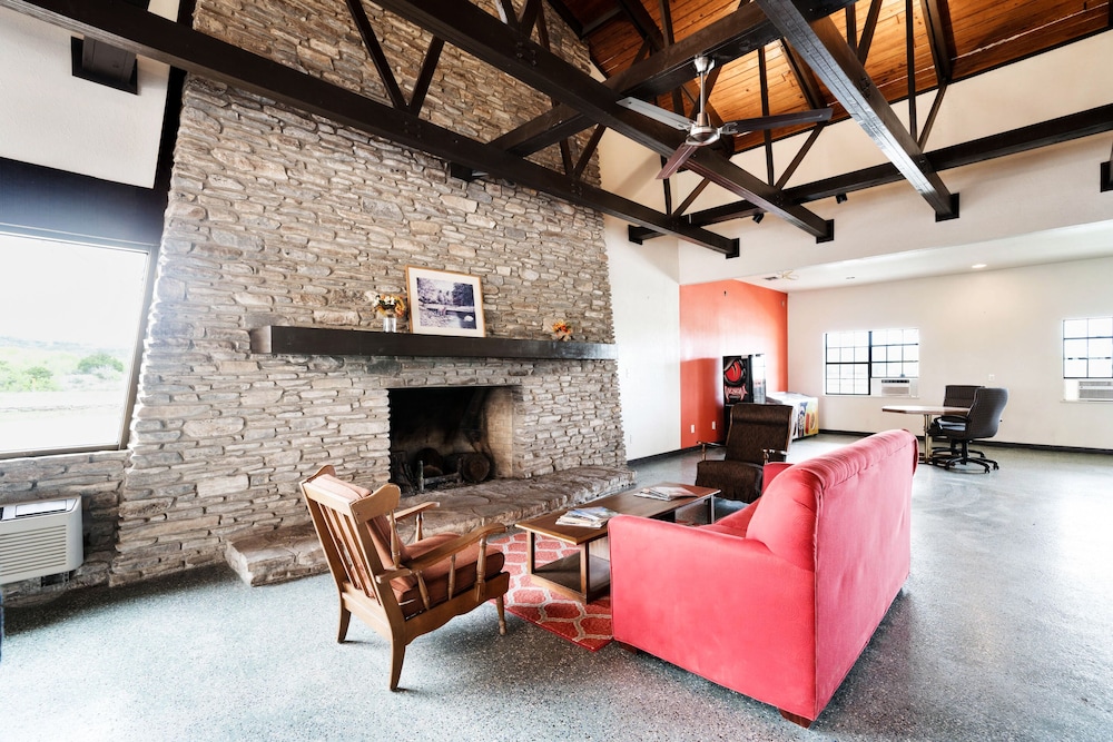 Segovia Lodge Junction TX I -10 36/53