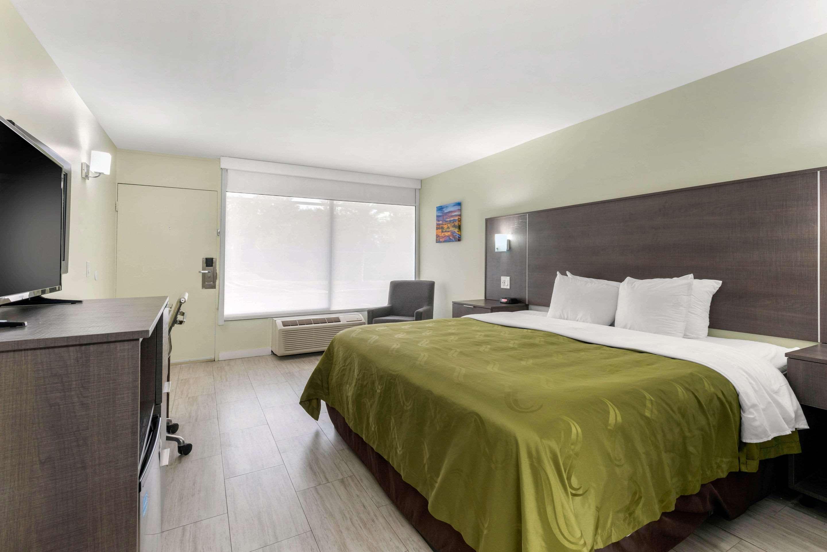 ROOM, KING BED