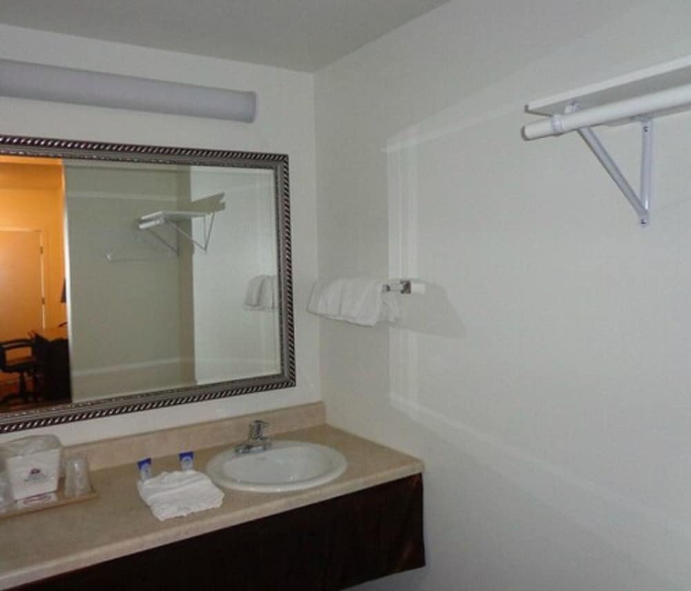 Baymont by Wyndham Ridgecrest 26/49