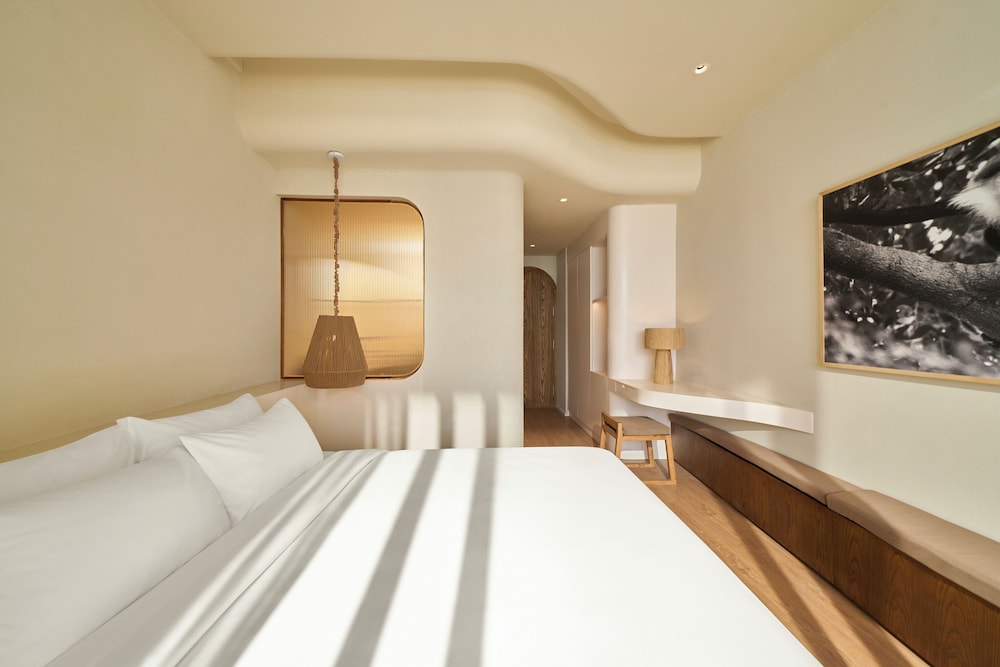 Peninsula, Chava, Queen Bed