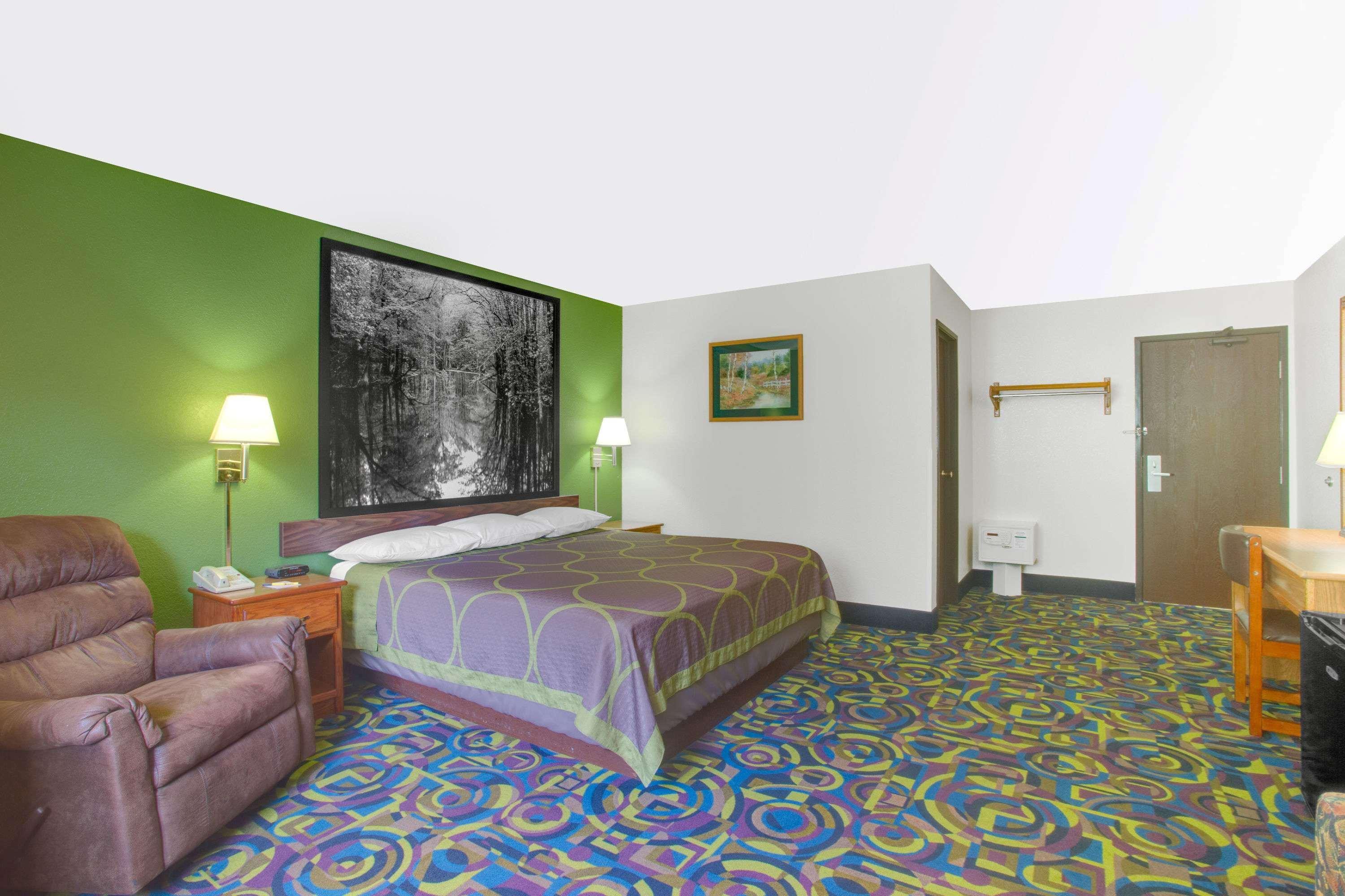 Super 8 by Wyndham Radford VA 15/26
