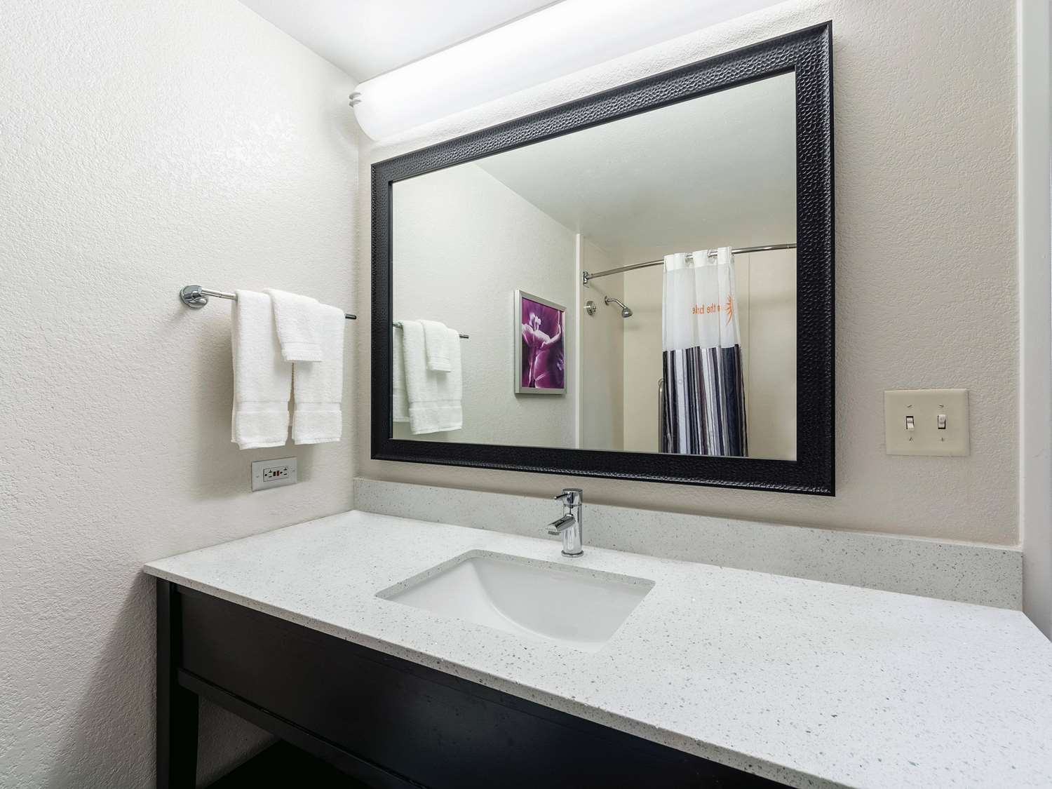 La Quinta Inn & Suites by Wyndham San Antonio Downtown 24/25