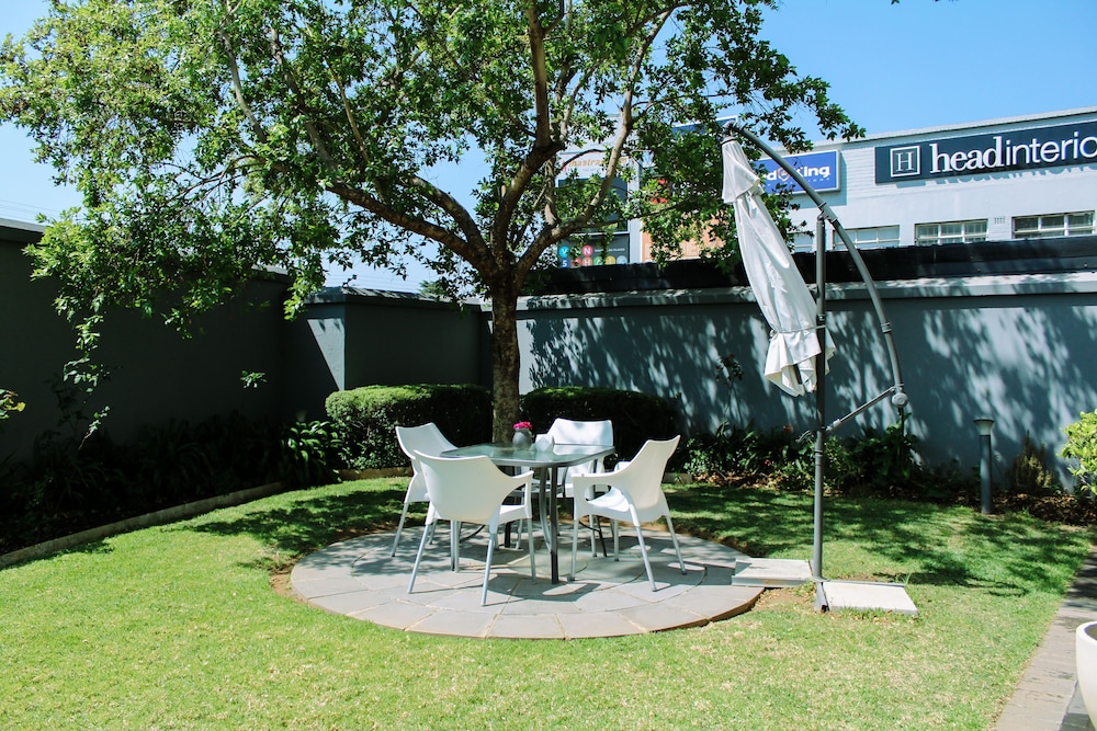 Max Executive Apartments 68/72