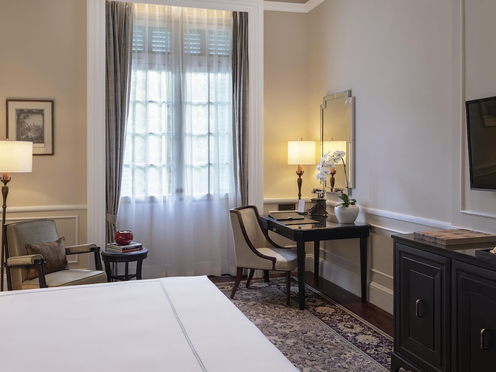 Landmark, King Bed، Raffles Hotel Le Royal 5/7