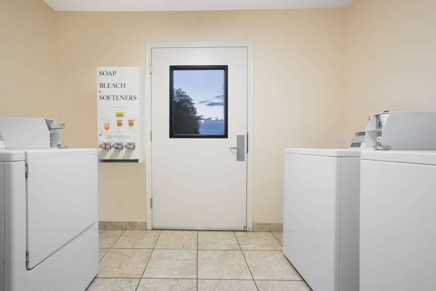 Days Inn by Wyndham Lake Havasu 11/36