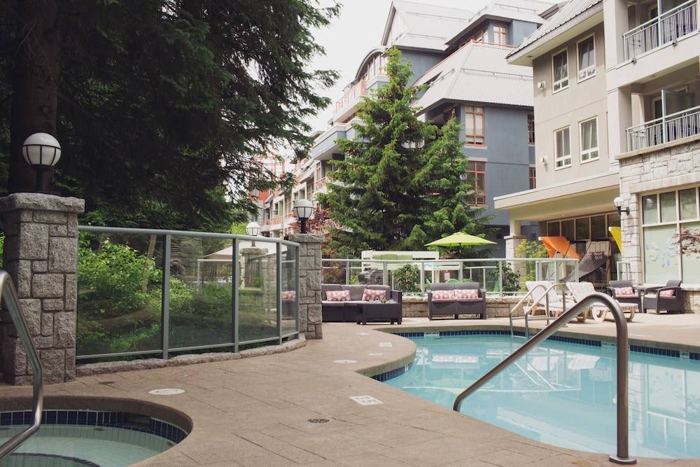 Summit Lodge Boutique Hotel 54/58