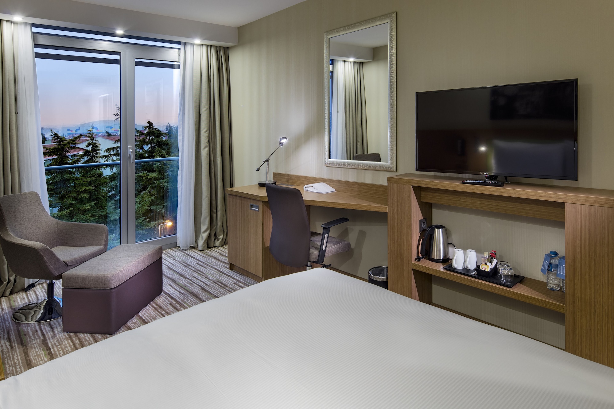 ROOM, QUEEN BED