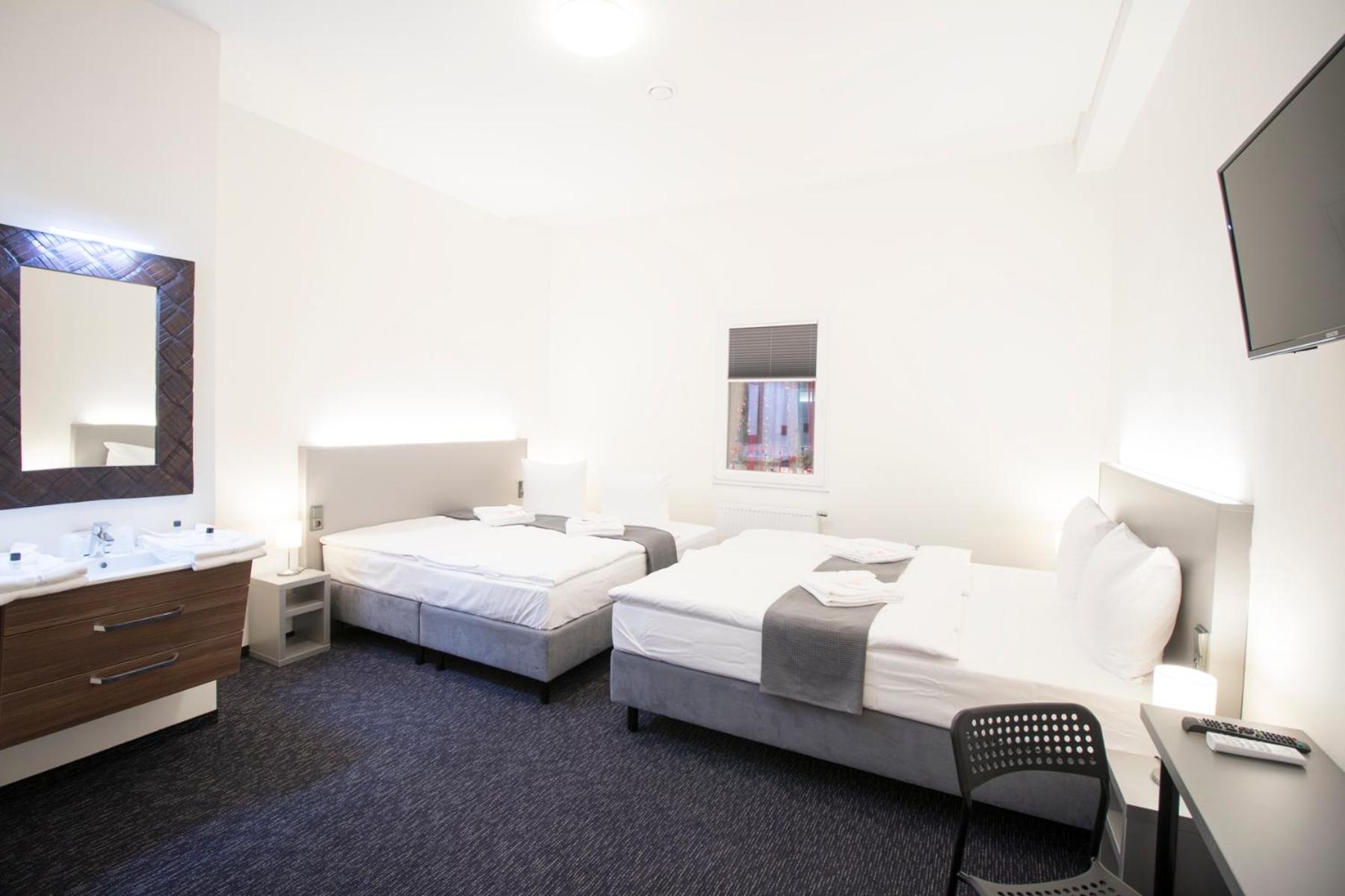 Deluxe, Quadruple, 2 Queen Beds, Atrium View