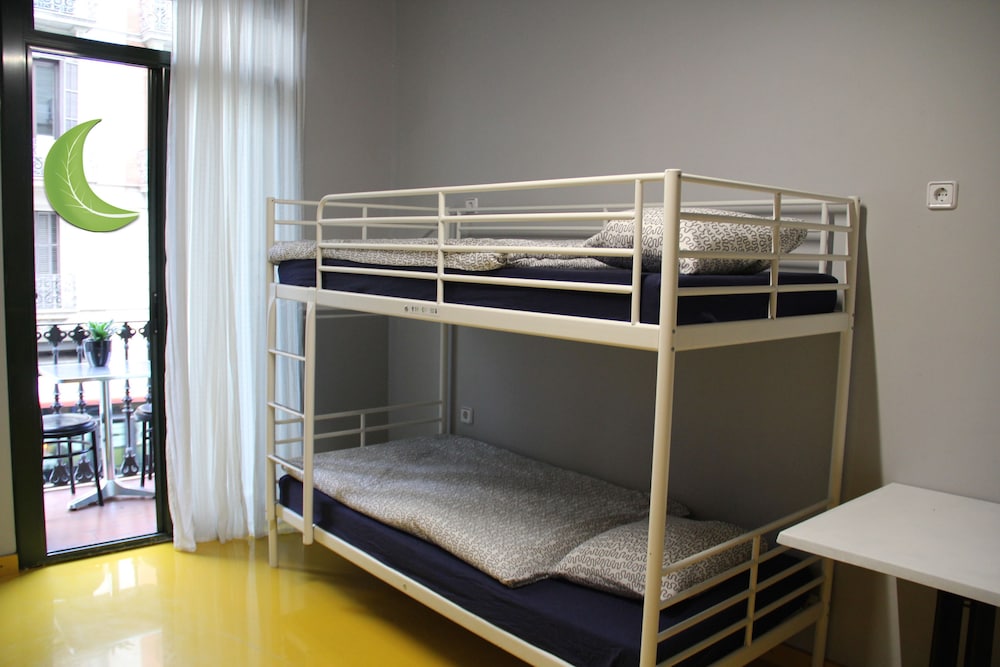 MIXED DORM, 5 BEDS, SHARED BATHROOM