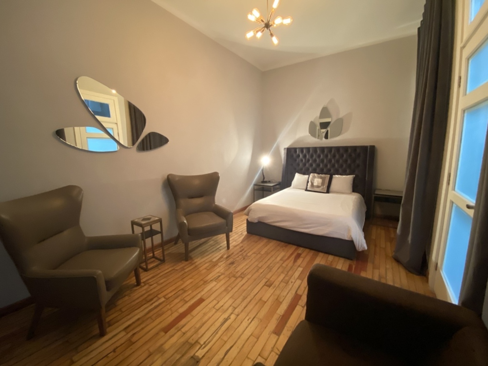 جناح، Hostal Alcazar 2/2