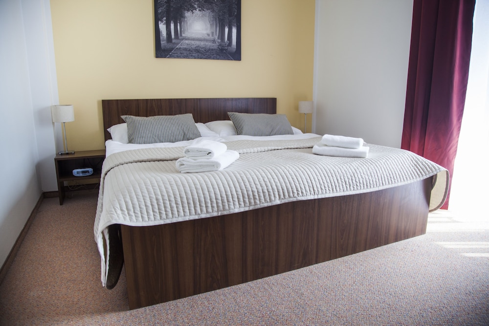 SUITE, QUEEN BED, SOFA