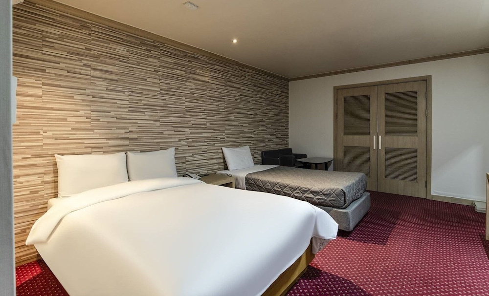 City, 1 Double and 1 Single Bed