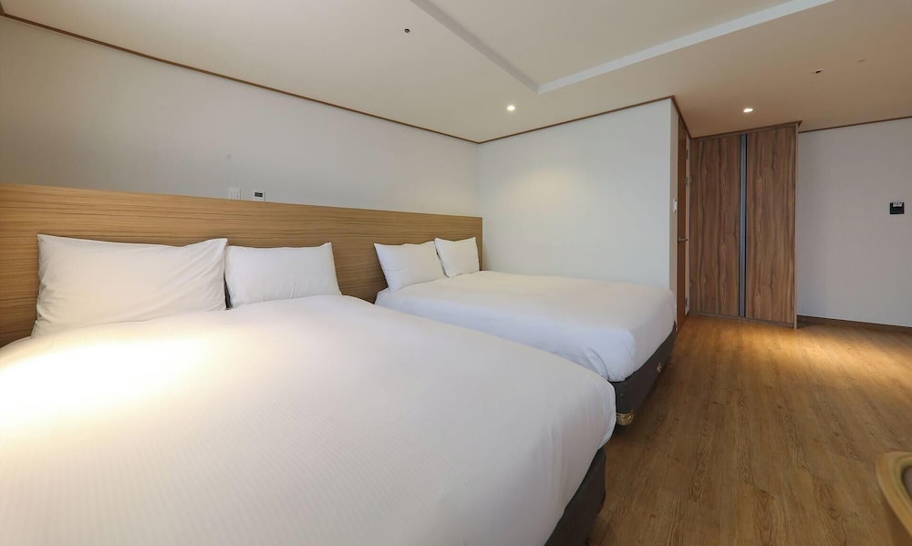 EXECUTIVE, QUADRUPLE, 2 DOUBLE BEDS