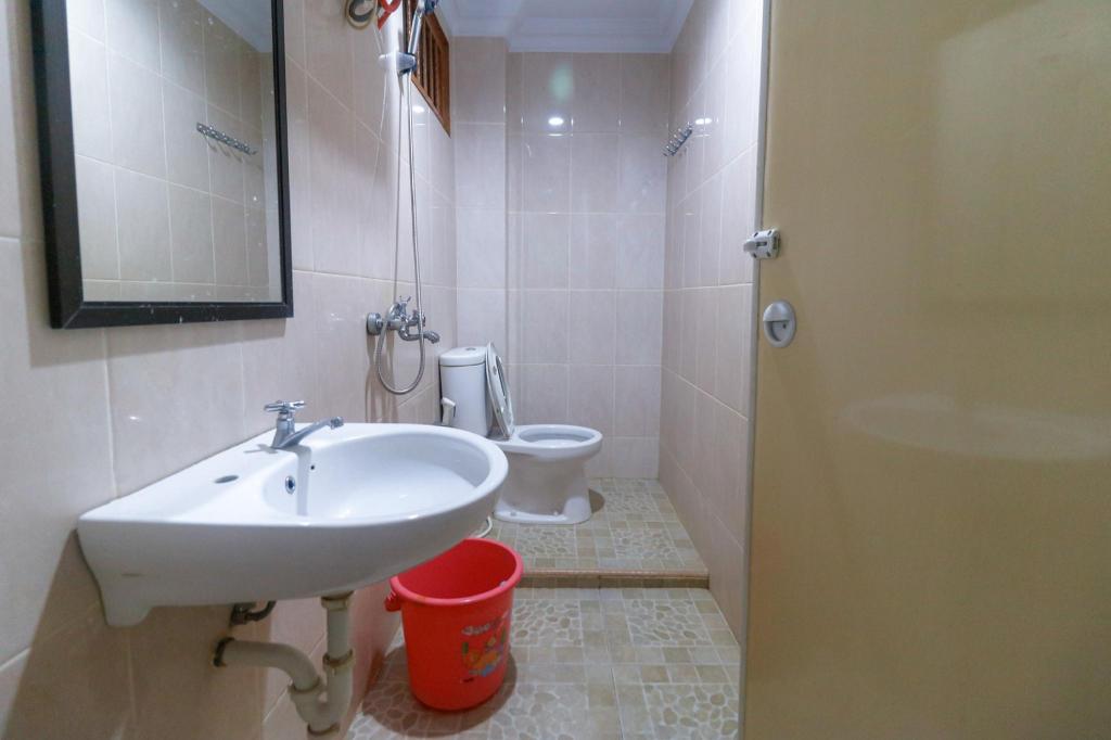 RedDoorz Plus near WTC Batanghari Mall 25/27