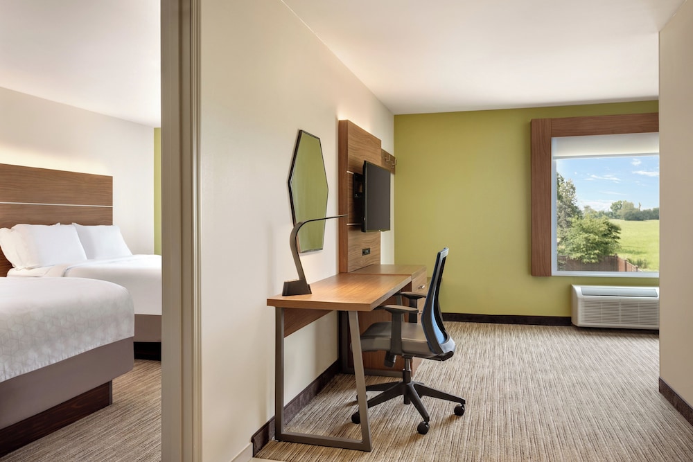 Holiday Inn Express Hotel Suites Searcy 45/50