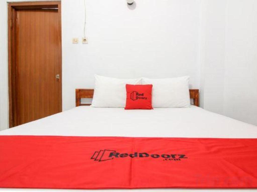 Reddoorz Plus Near Alun Alun Selatan 19/42