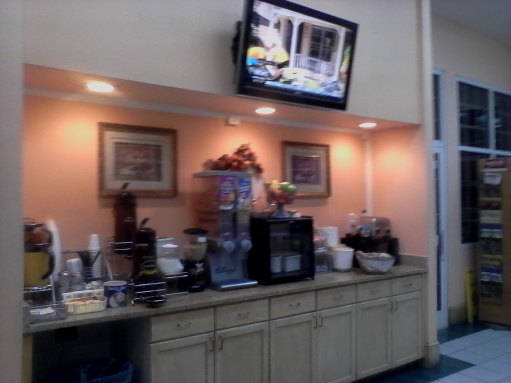 Super 8 by Wyndham Fayetteville 34/39