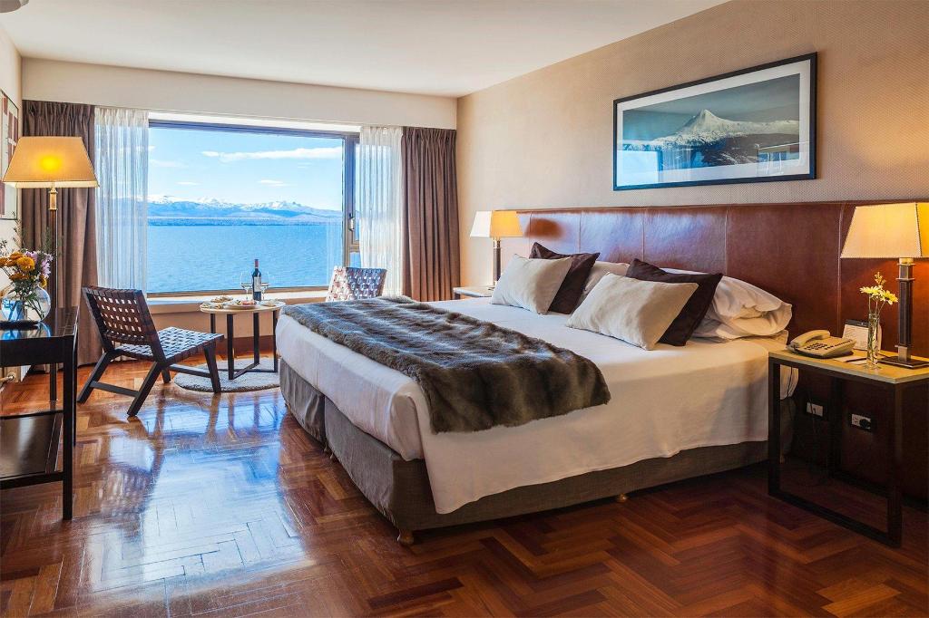 Guest Room, Deluxe, King Bed, Lake View, Pool Access