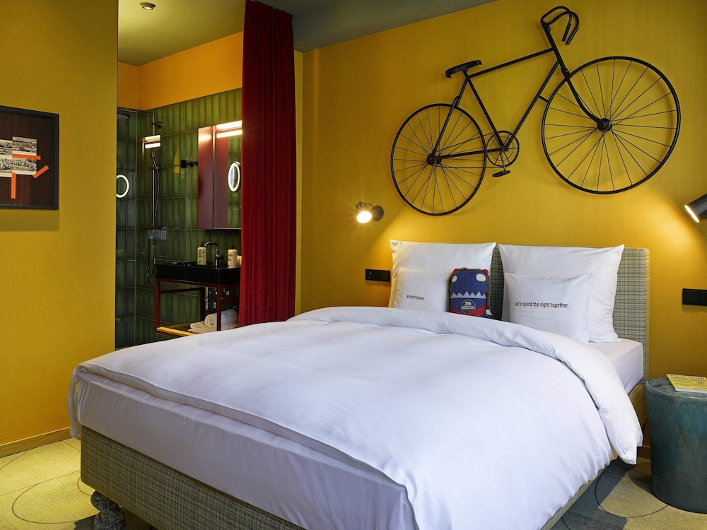 ROOM, LARGE