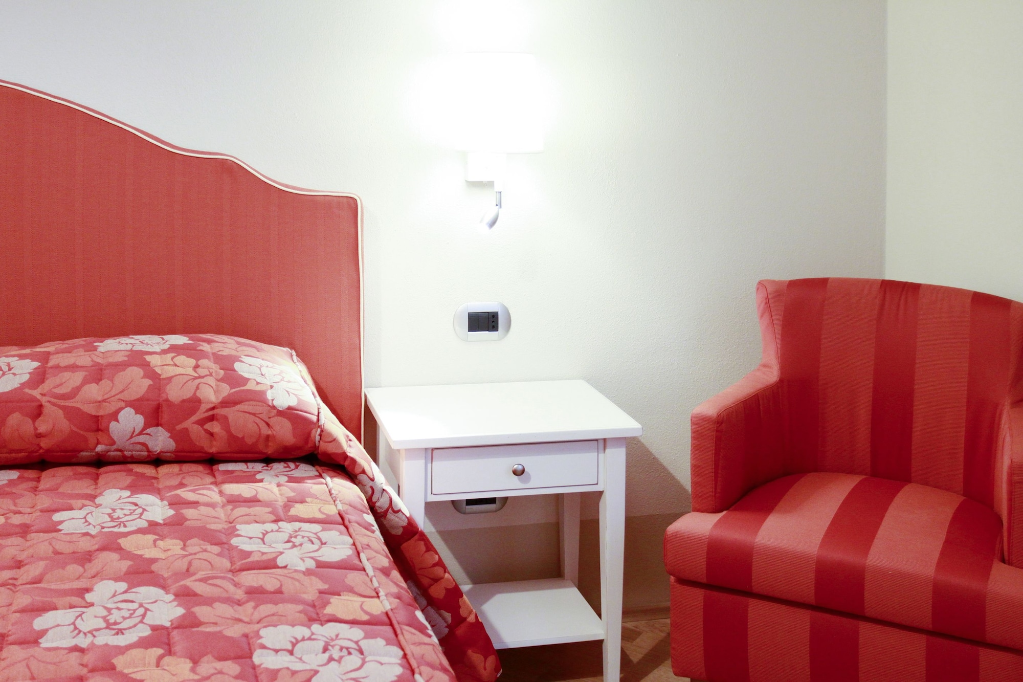 ROOM, DOUBLE BED
