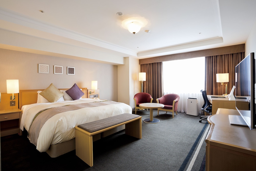 EXECUTIVE, KING BED, CORNER