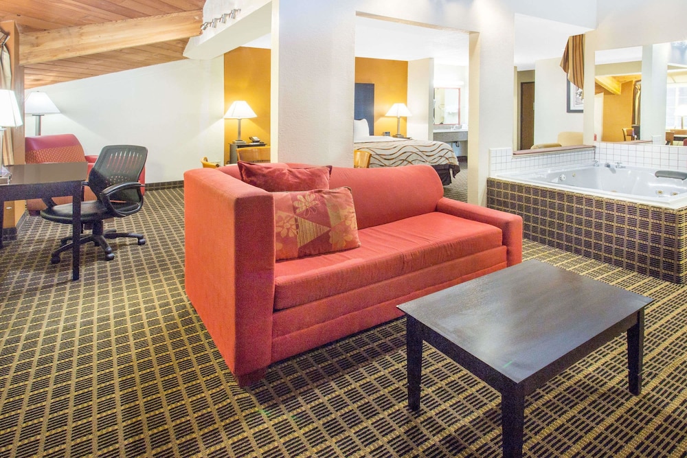Baymont By Wyndham Muskegon 35/49