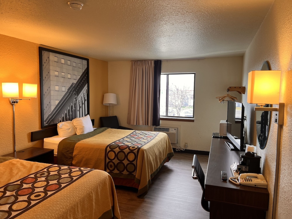Super 8 by Wyndham Elizabethtown 32/61