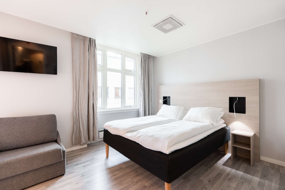 STANDARD, QUEEN BED