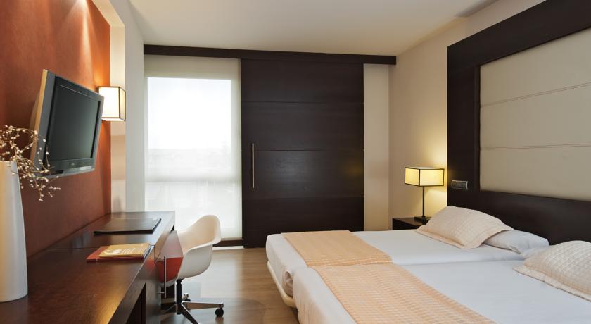 غرفة بسريرين منفصلين