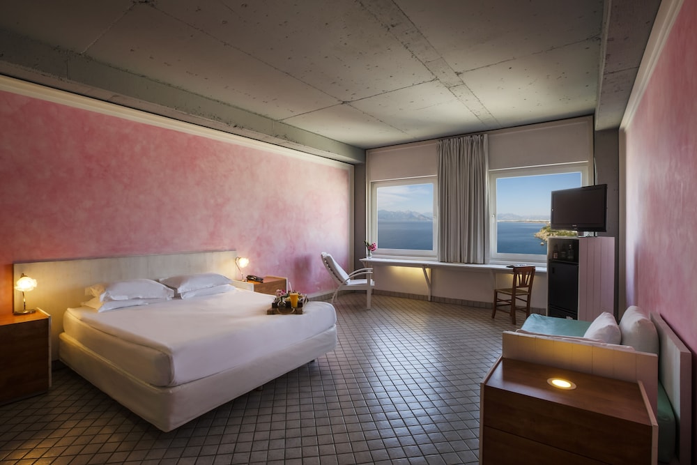 STANDARD, SEA VIEW