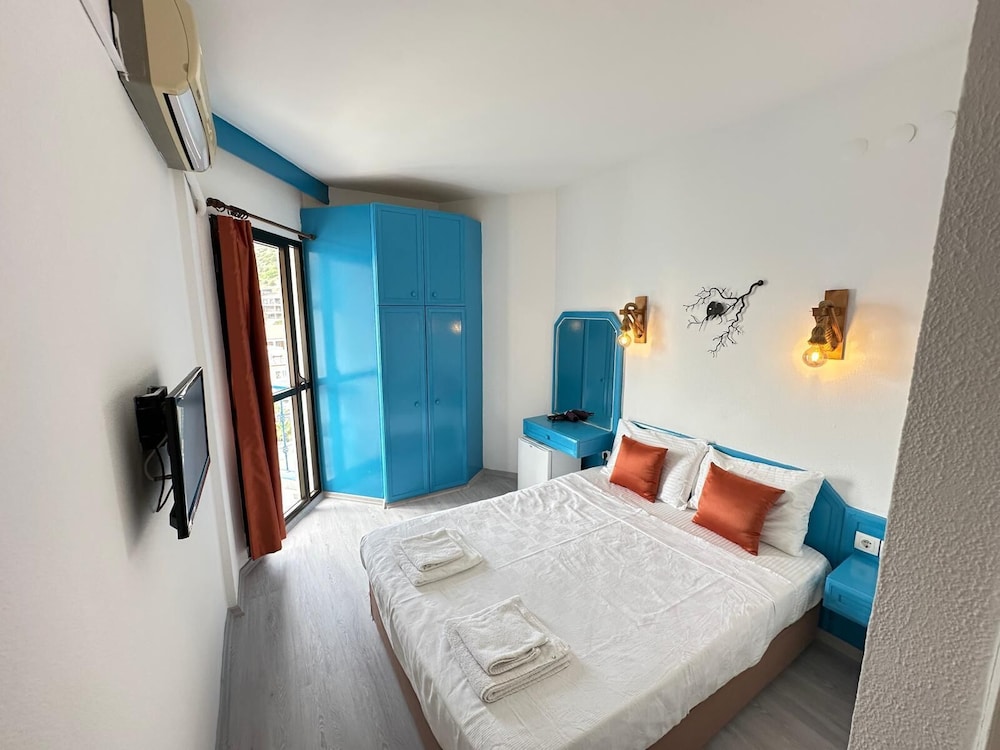 STANDARD, DOUBLE BED, PARTIAL SEA VIEW