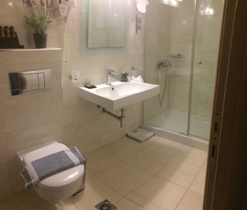 Avra Hotel 43/47