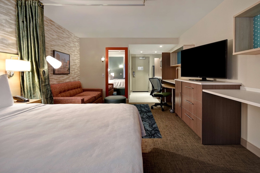 SUITE, KING BED, ACCESSIBLE