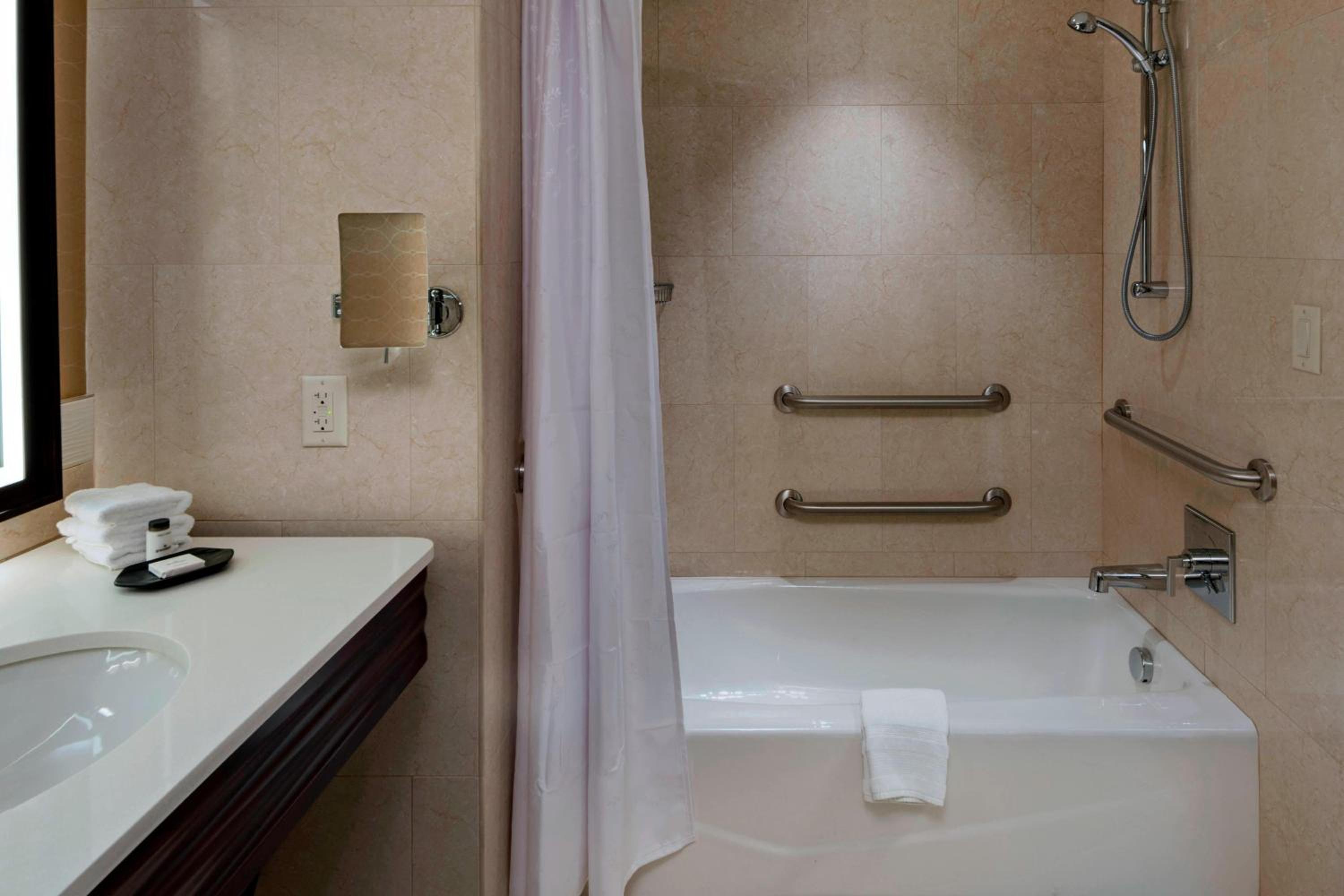 Room, 2 Queen Beds, Pool View, Sheraton Austin Georgetown Hotel Conference Center 14/17