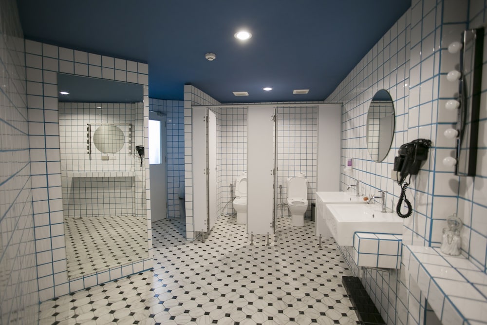 Private, Twin Beds, Shared Bathroom 3/3