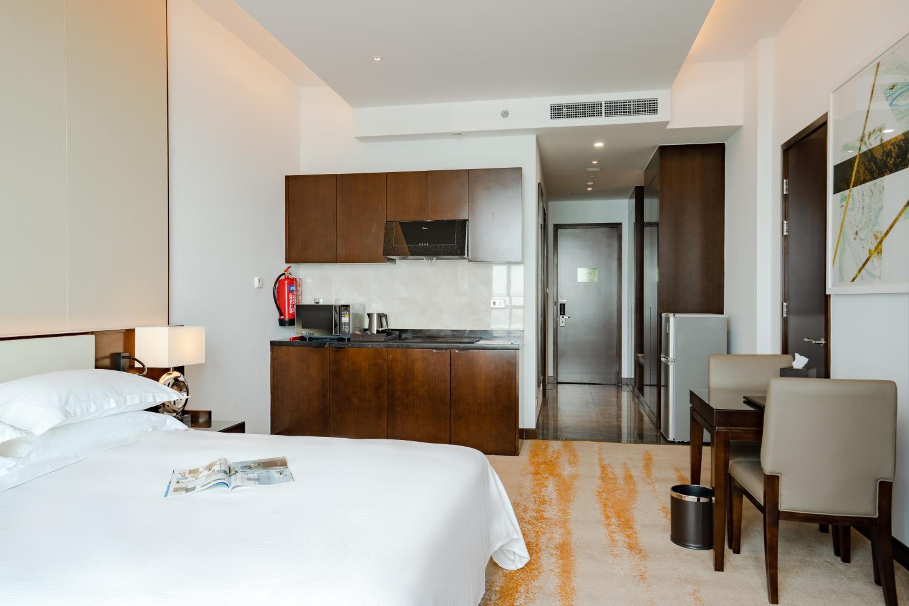 Studio, Queen Bed, Sea or City View