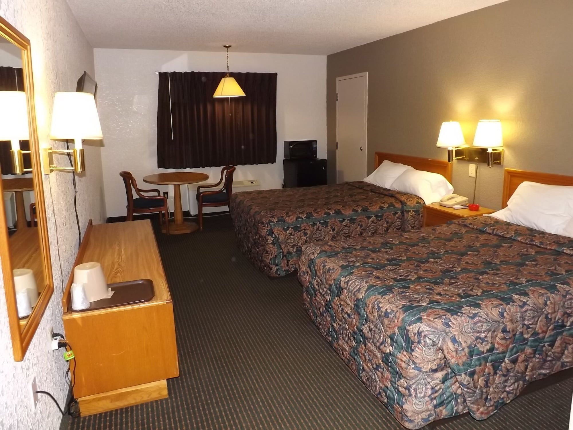 STANDARD, 2 DOUBLE BEDS