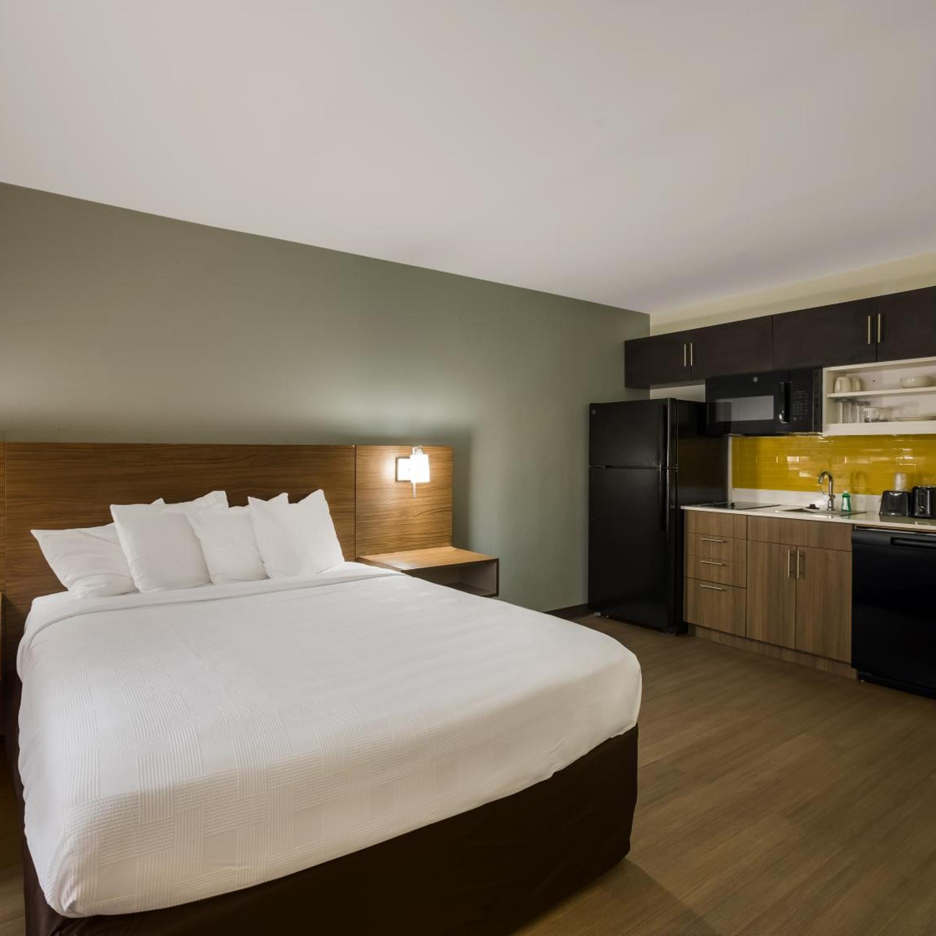 Efficiency, Queen Bed, Pet Friendly, Bathtub, Accessible