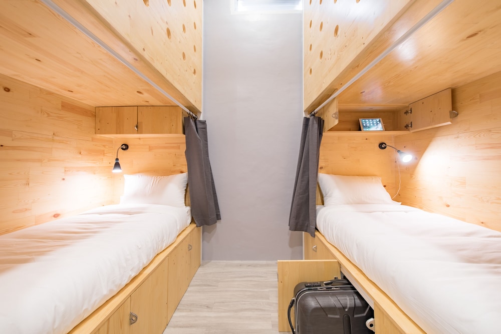 Nornyaowarat Hostel 12/29